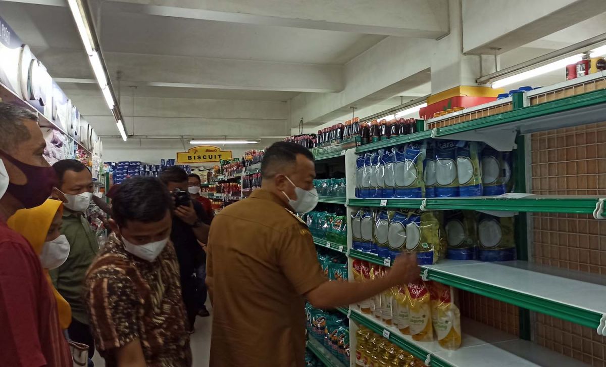 Bupati Ponorogo Sugiri Sancoko saat sidak di Swalayan Luwes beberapa waktu lalu (Foto: Mita Kusuma/jatimnow.com)