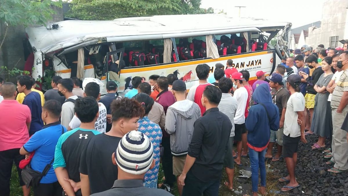 Bus Harapan Jaya masih dalam proses evakuasi. (Foto-foto: Bramanta Pamungkas/jatimnow.com)