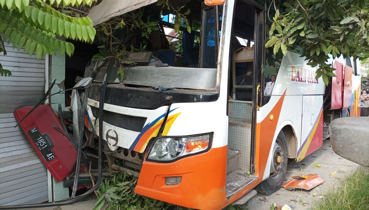Polisi Beber Kronologi Bus Seruduk Rumah di Gresik