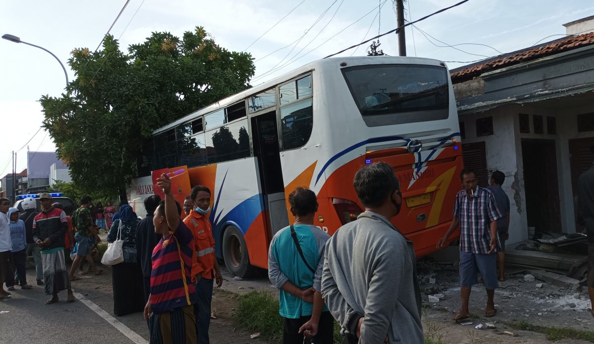 Bus jurusan Surabaya-Bojonegoro tabrak 4 rumah di Gresik. (Foto: Sahlul Fahmi/jatimnow.com)
