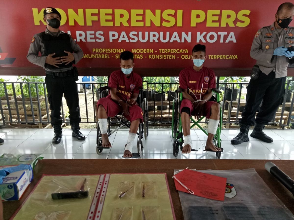 Dua tersangka Curanmor spesialis rumah kos di Pasuruan. (Foto: Moch. Rois/jatimnow.com)
