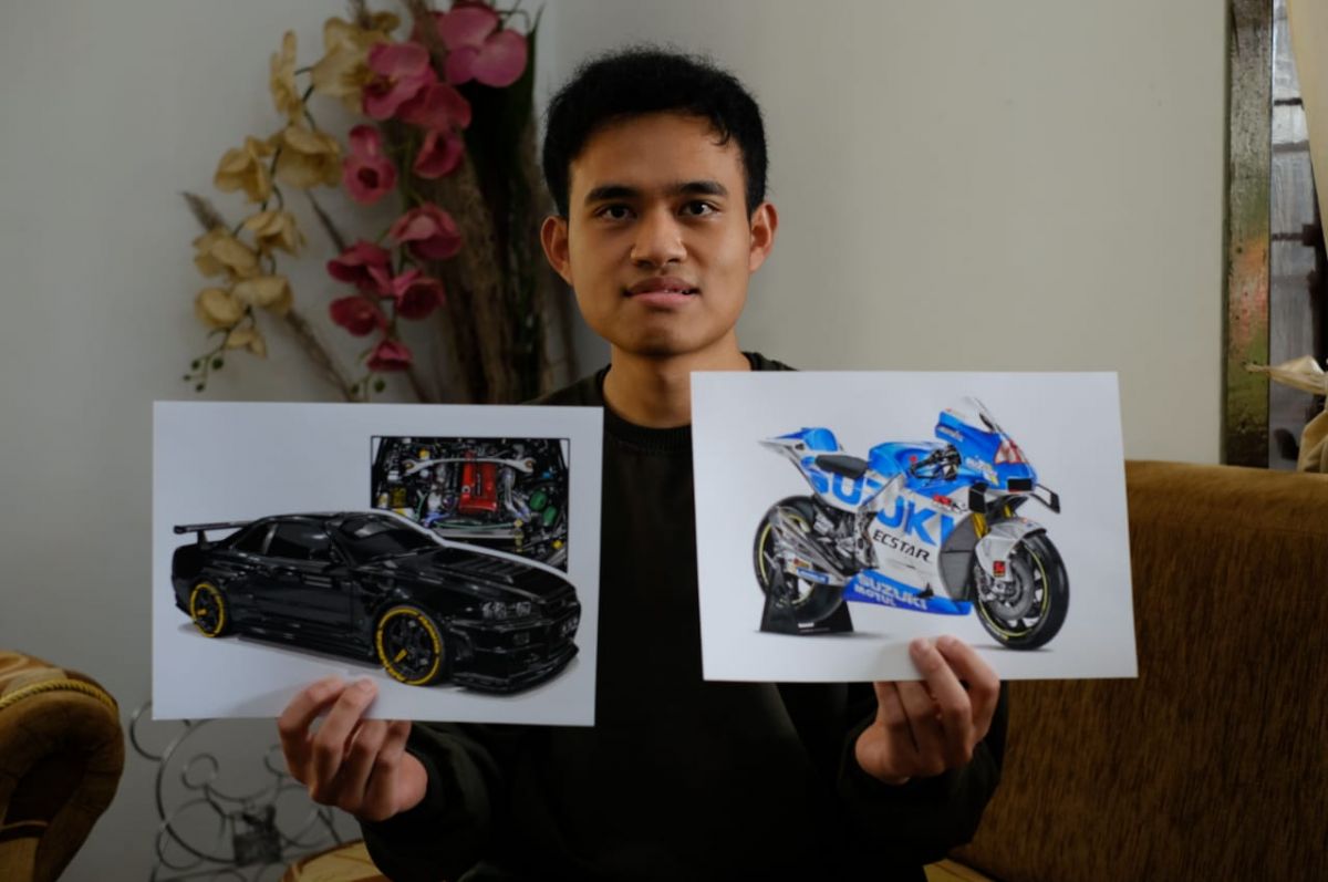 David Praditya Aradea menunjukkan gambar model kendaraan karyanya. (Foto: Galih Rakasiwi/jatimnow.com)