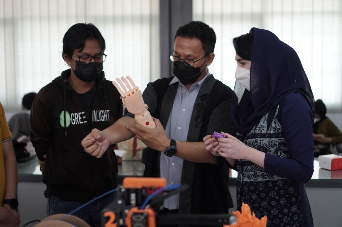 Ketua Dekranasda Jawa Timur, Arumi Bachsin (kanan) saat acara inkubasi Kompetisi Desain Produk dan Kriya 3D Printing.