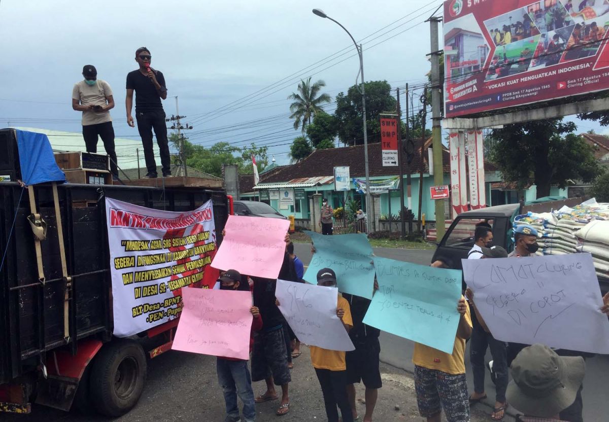 Demo di depan kantor Kecamatan Cluring, Banyuwangi