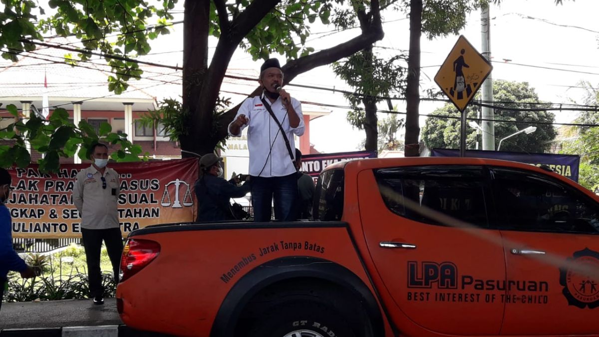 Pendemo di halaman luar PN Malang menuntut JEP segera ditahan. (Foto: Galih Rakasiwi/jatimnow.com)