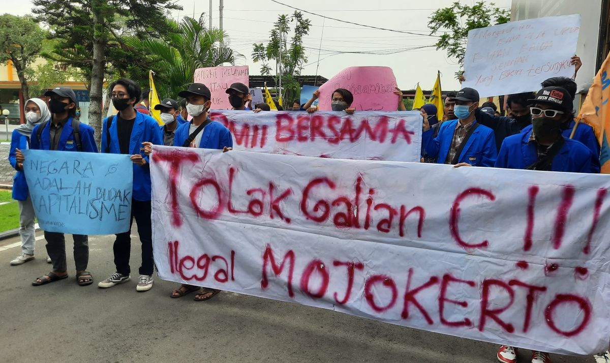 Pengurus Cabang PMII Mojokerto demo penolakan galian c ilegal di Mojokerto. (Foto: Achmad Supriyadi/jatimnow.com)