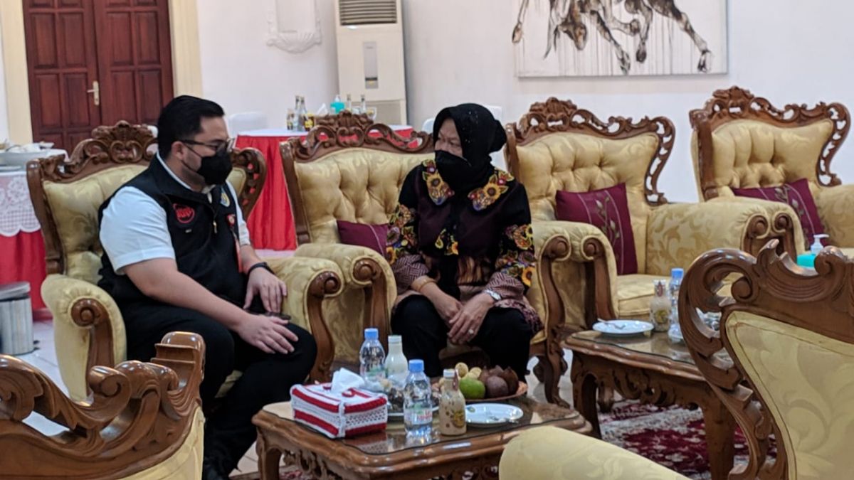 Bupati Kediri Hanindhito Himawan Pramana bersama Menteri Sosial Tri Rismaharini. (Foto: Dok Humas Pemkab Kediri)
