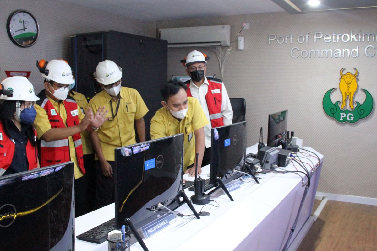 Direksi PG dan Pejabat terkait saat melakukan inspeksi di Petro Port Petrokimia Gresik. (Foto: Humas PT Petrokimia Gresik/jatimnow.com)
