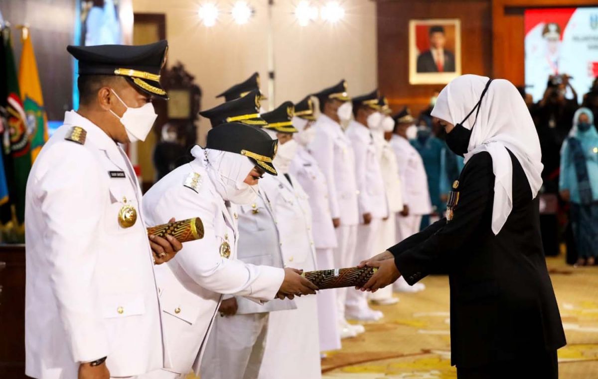 Gubernur Jatim Khofifah Indar Parawansa saat melantik 17 pasangan kepala daerah di Gedung Negara Grahadi pada 26 Februari 2021 (Foto: Dok. Humas Pemprov Jatim)