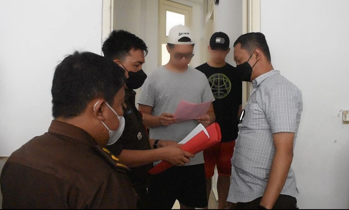 Petugas dari Kejari Perak saat mengeksekusi Imam Santoso. (Foto:  Zain Ahmad/jatimnow.com)