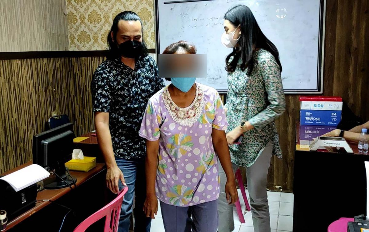 Emak-emak yang menganiaya seorang nenek di Pacitan diperiksa penyidik (Foto: Polres Pacitan/jatimnow.com)