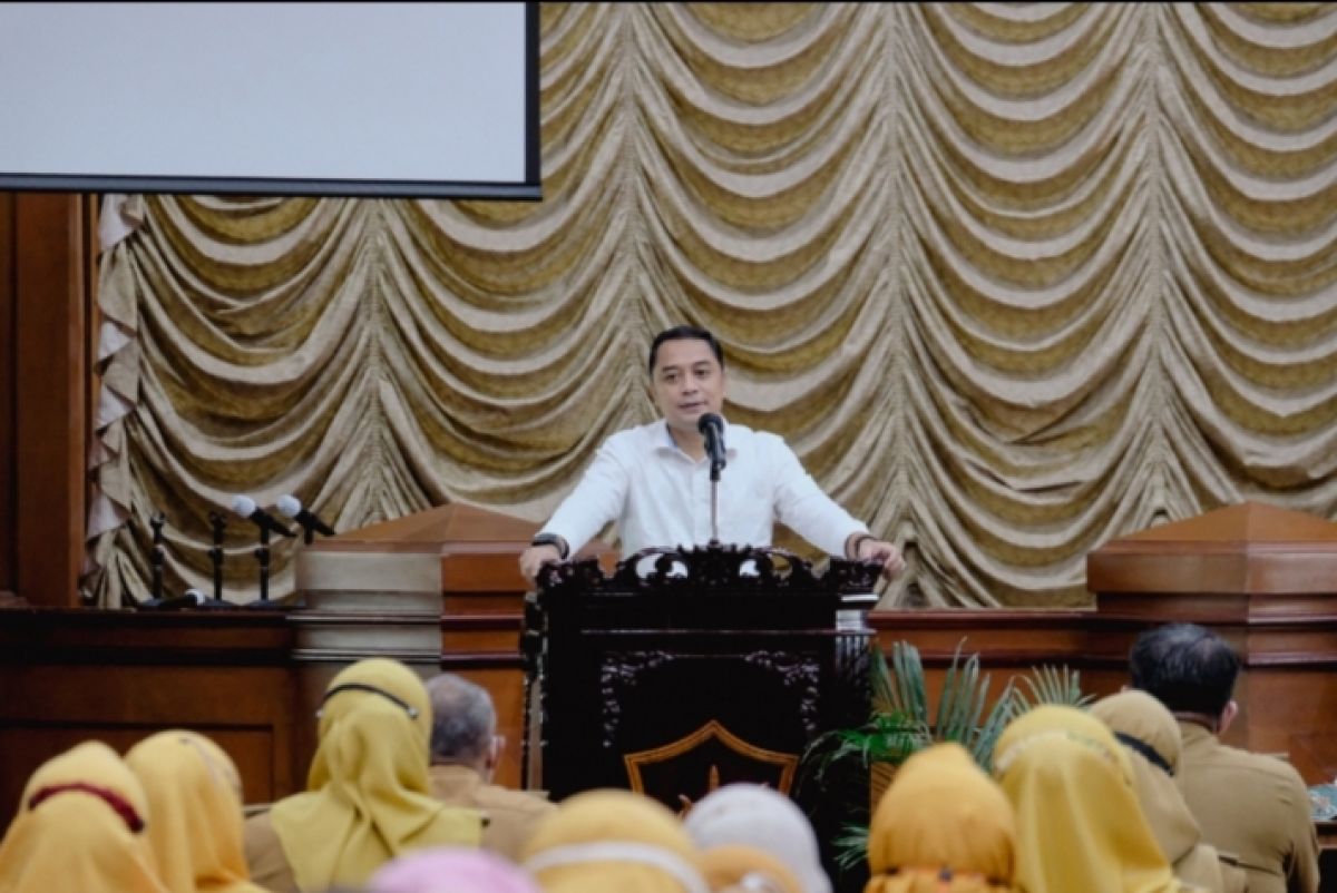 Wali Kota Surabaya Eri Cahyadi saat memberi arahan para camat dan lurah. (Foto: Humas Pemkot Surabaya)