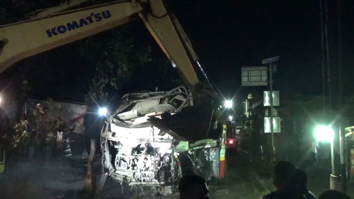 Proses evakuasi bangkai Bus Harapan Jaya. (Foto: Bramanta Pamungkas/jatimnow.com)