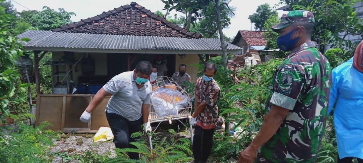 Petugas saat melakukan evakuasi terhadap jenazah Jumadi. (Foto: Polsek Bungkal/jatimnow.com)