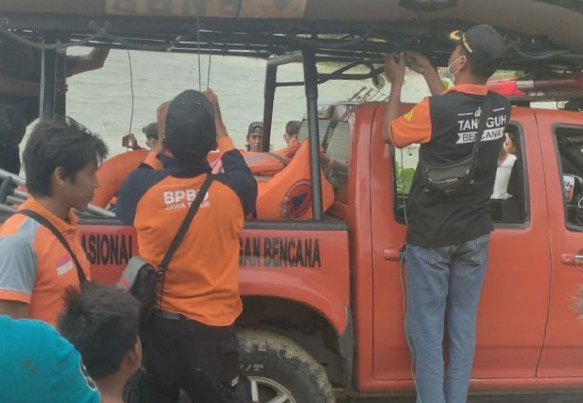 Tim penyelamat bersiap melakukan proses pencarian terhadap pemancing yang tenggelam di Waduk Gondang.