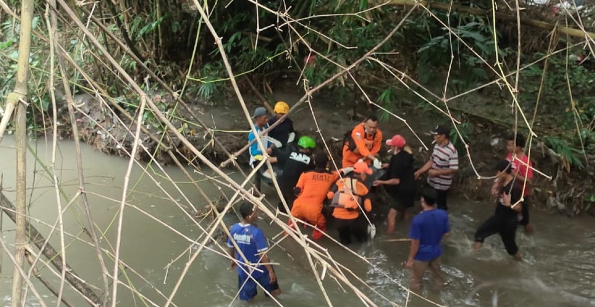 Proses evakuasi jenazah korban. (Foto: Basarnas for jatimnow.com)
