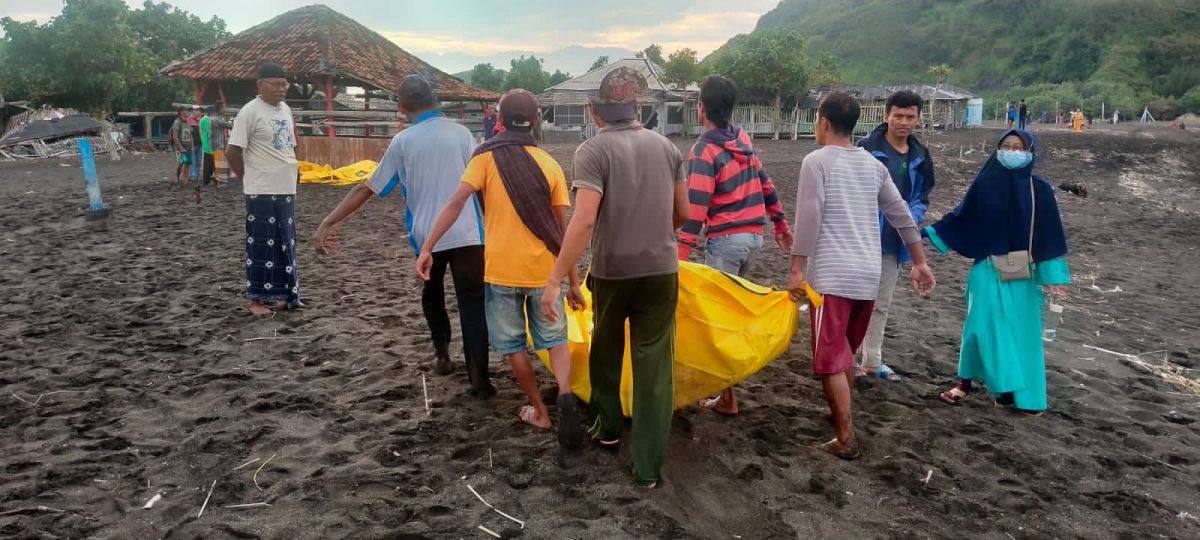 Evakuasi korban terseret ombak Pantai Payangan Jember. (Foto: Basarnas Jember for jatimnow.com)