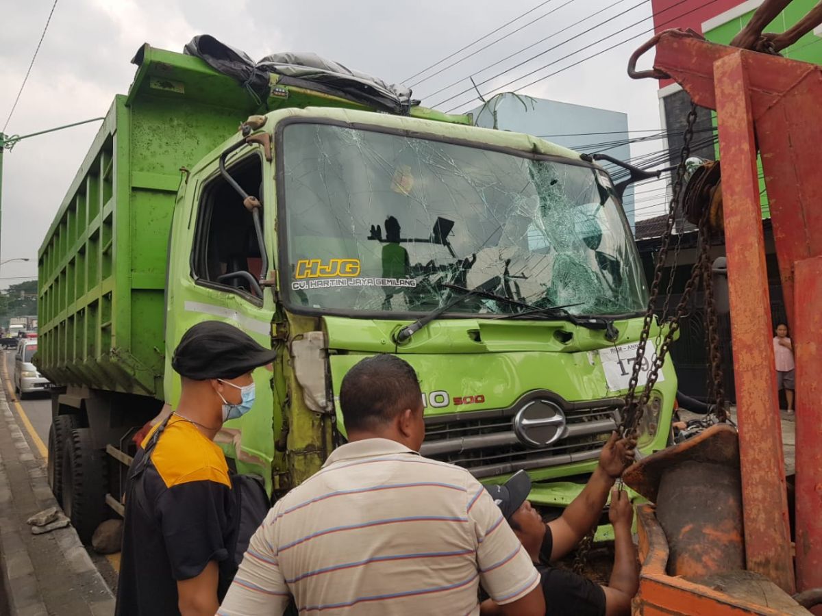 Petugas mengevakuasi kendaraan yang terlibat tabrakan beruntun. (Foto: Moch. Rois/jatimnow.com)