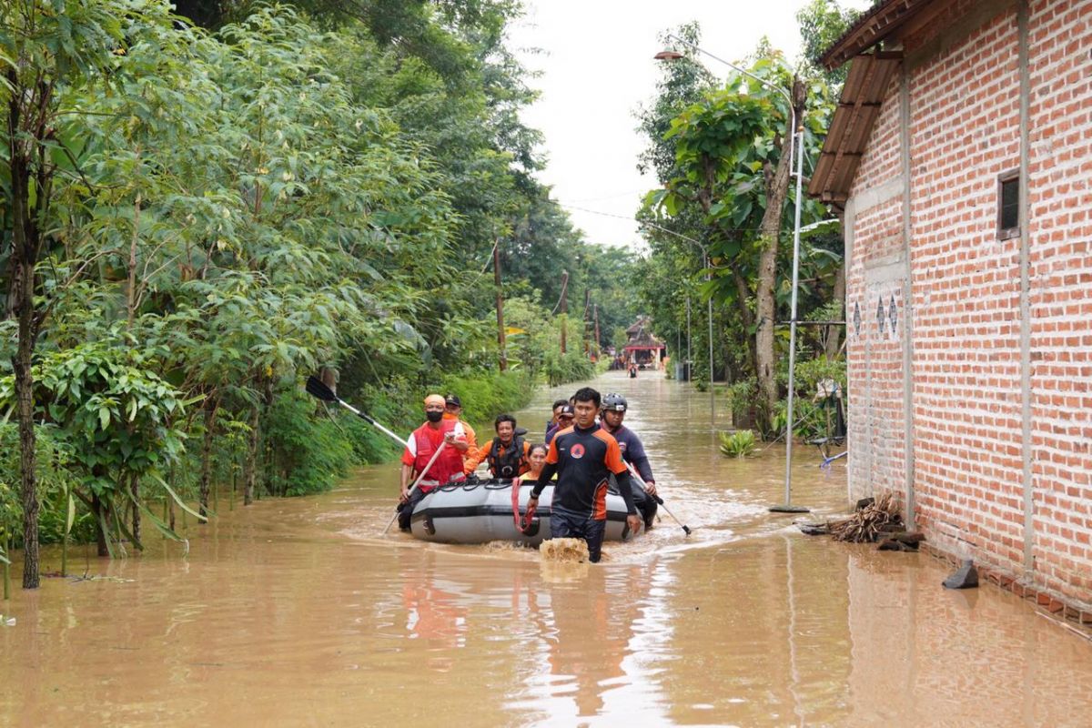 Warga Dukuh Mantup, Desa Ngasinan, Kecamatan Jetis dievakuasi oleh petugas. (Foto: Pemkab Ponorogo/jatimnow.com)
