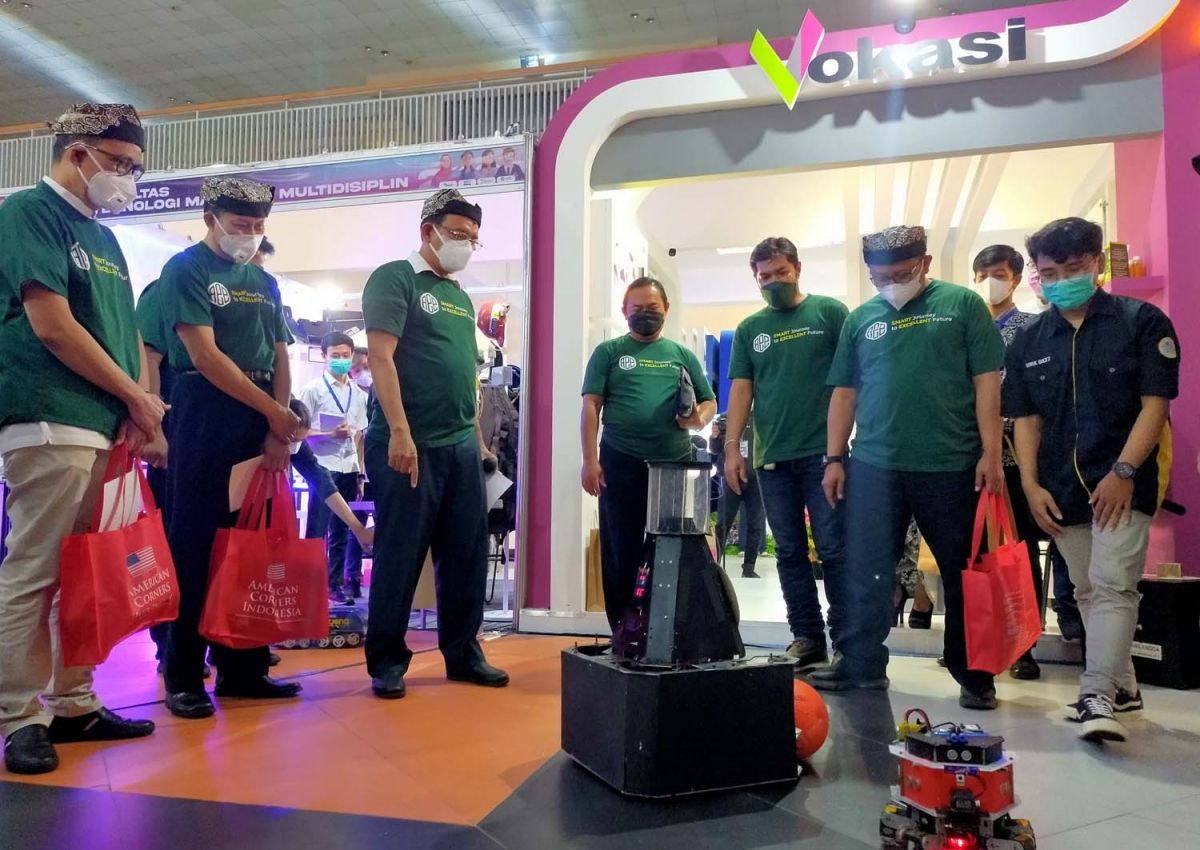 Rektor Unair Prof Nasih saat berkunjung di booth Fakultas Vokasi pada AEE 2022 (Foto: Farizal Tito/jatimnow.com)