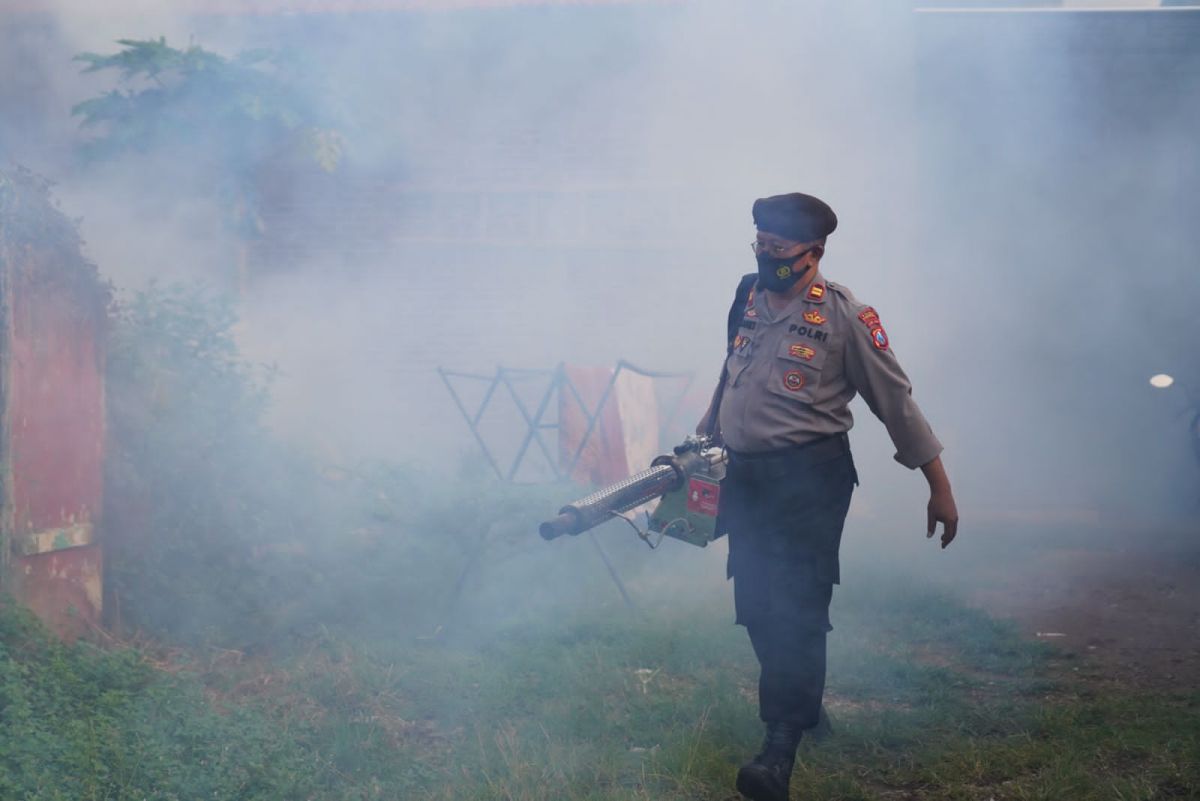 Jurnalis Ponorogo, Polres Ponorogo dan Komunitas Pecinta Cupang Ponorogo melakukan fogging dan pembagian cupang. (Foto: Kominfo Ponorogo/jatimnow.com)