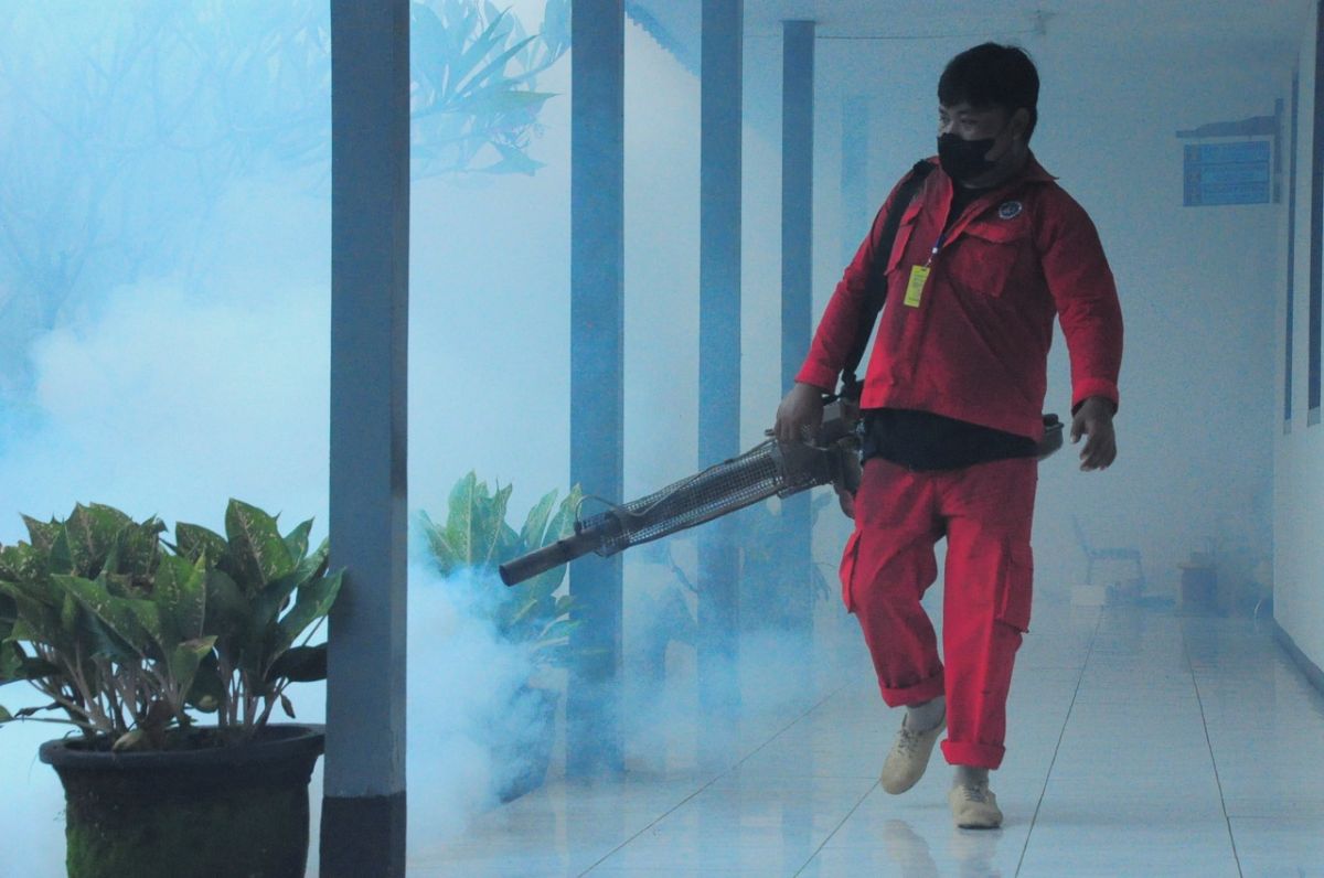 Petugas melakukan fogging di lingkungan Lapas Tulungagung. (Foto: Dok Lapas Klas II B Tulungagung)
