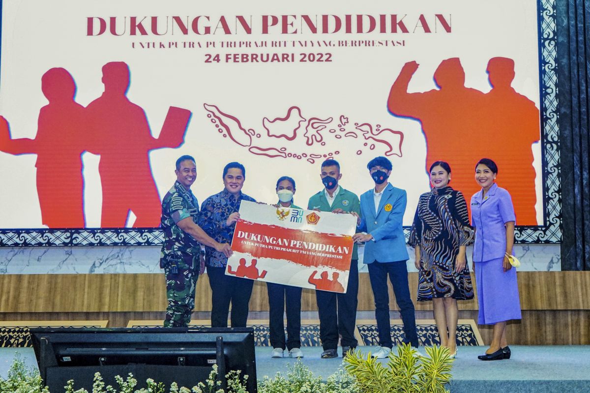 Menteri BUMN Erick Thohir (kedua dari kiri) bersama istri Elizabeth Tjandra (kedua dari kanan), Panglima TNI, Jenderal Andika Perkasa (paling kiri) bersama istri Diah Erwiany Trisnamurti Hendrati (paling kanan) menyerahkan bantuan kepada perwakilan mahas