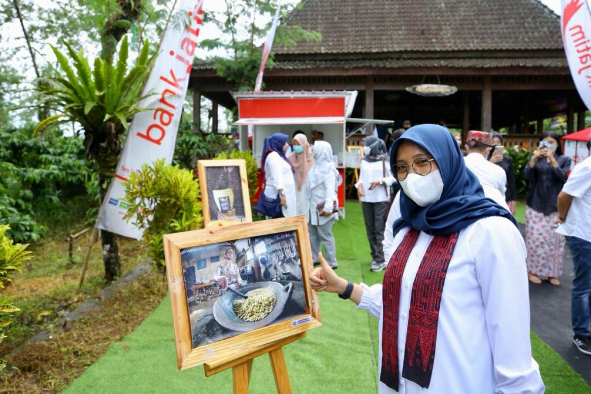 Bupati Ipuk Fiestiandani mengaku sangat mengapresiasi kegiatan yang menggabungkan kegiatan serta berkarya dengan lensa untuk mengangkat potensi kopi dari Banyuwangi. (Foto: Humas Pemkab Banyuangi)