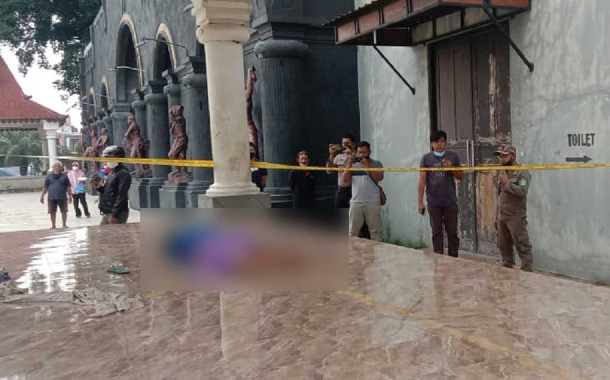Tunawisma tanpa identitas meninggal dunia di gazebo panggung utama Alun-Alun Ponorogo (Foto: Polres Ponorogo/jatimnow.com)