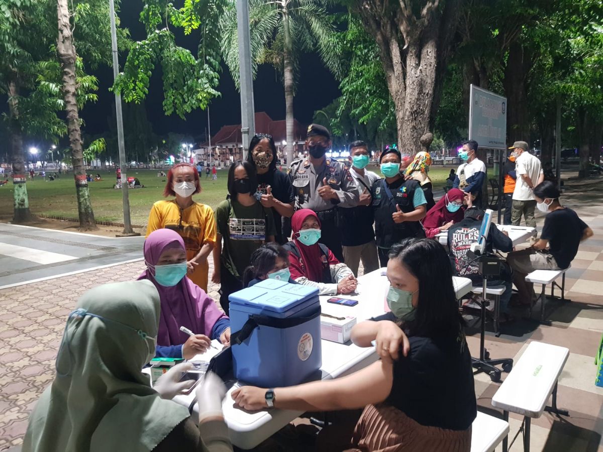 Terjaring Razia Pamor Keris, Pengunjung Alun-Alun Situbondo Langsung Divaksin