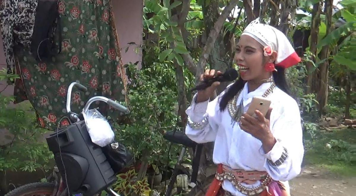 Penjual Gorengan Berkostum Unik di Madiun, Raup Omzet Rp500 Ribu Per Hari