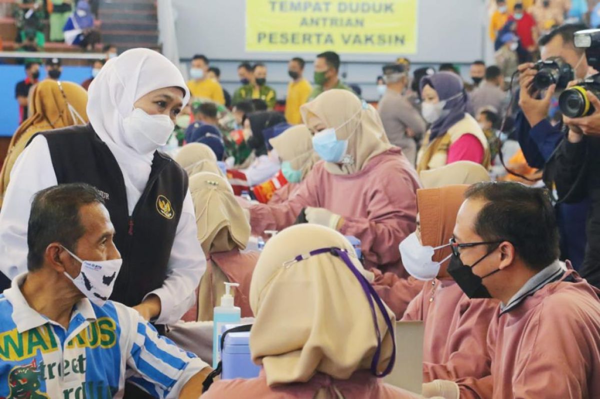 Gubernur Jawa Timur Khofifah Indar Parawansa saat meninjau pelaksanaan vaksin di Magetan. (Foto: Pemprov Jatim/jatimnow.com)