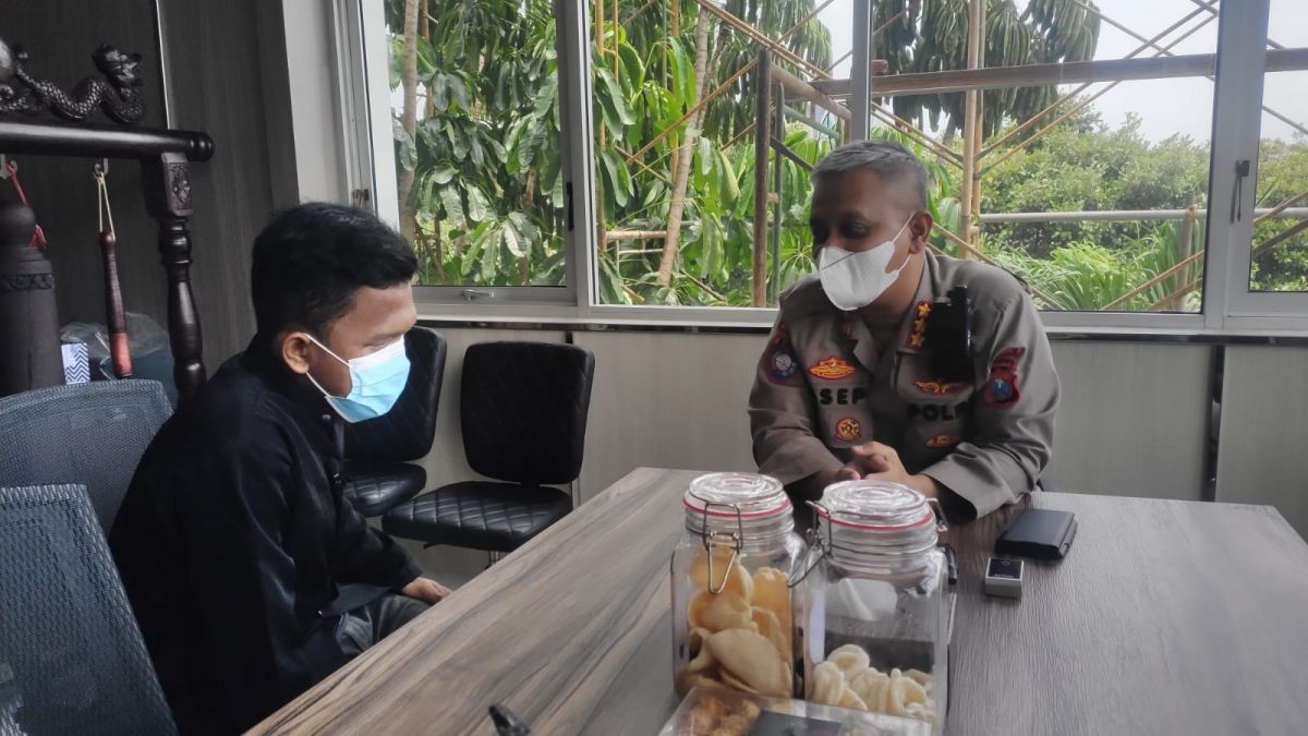 Febri Andi Hediana bersama Dir Binmas Polda Jatim Kombes Pol Asep Irpan Rosadi. (Foto-foto: Bidang Humas Polda Jatim)