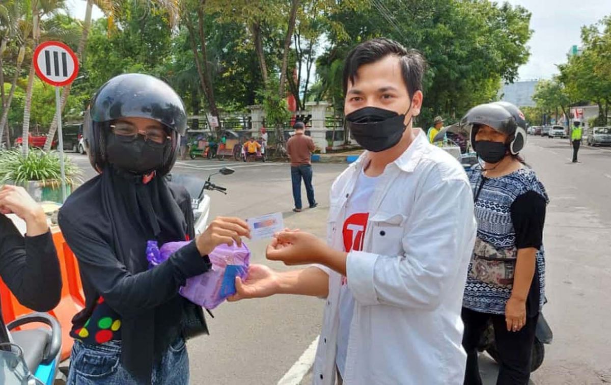 HPN 2022, Pewarta Pacitan Bagikan Paket Sembako ke Warga Taat Vaksin