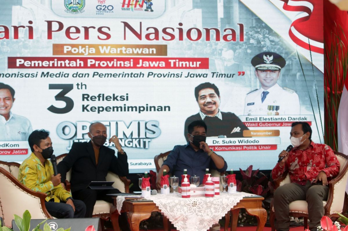 Dr Suko Widodo (tengah) dalam diskusi yang digelar Pokja Wartawan Pemprov Jatim.