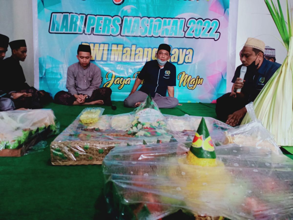 PWI Malang Raya gelar tasyakuran memperingati HPN 76 dengan memotong tumpeng di Kantor PWI Malang Raya. (Foto: Galih Rakasiwi/jatimnow.com)
