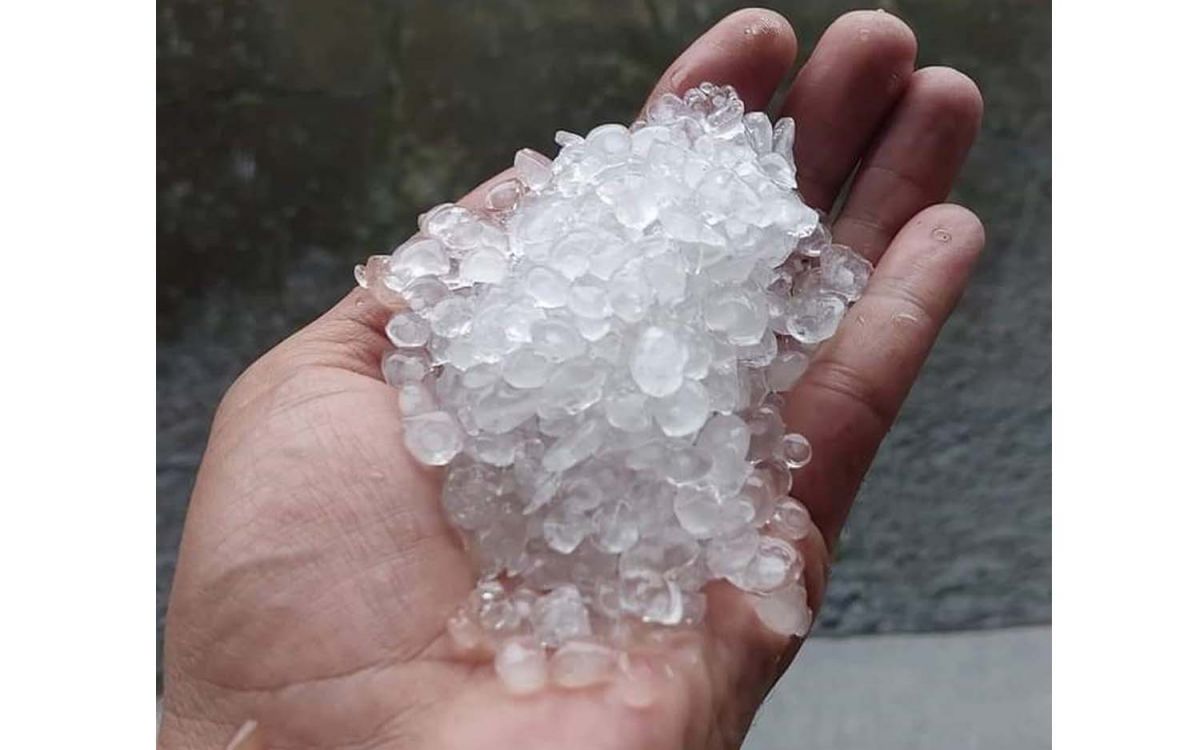 Hujan es di Kabupaten Madiun (Foto: BPBD Kabupaten Madiun/jatimnow.com)