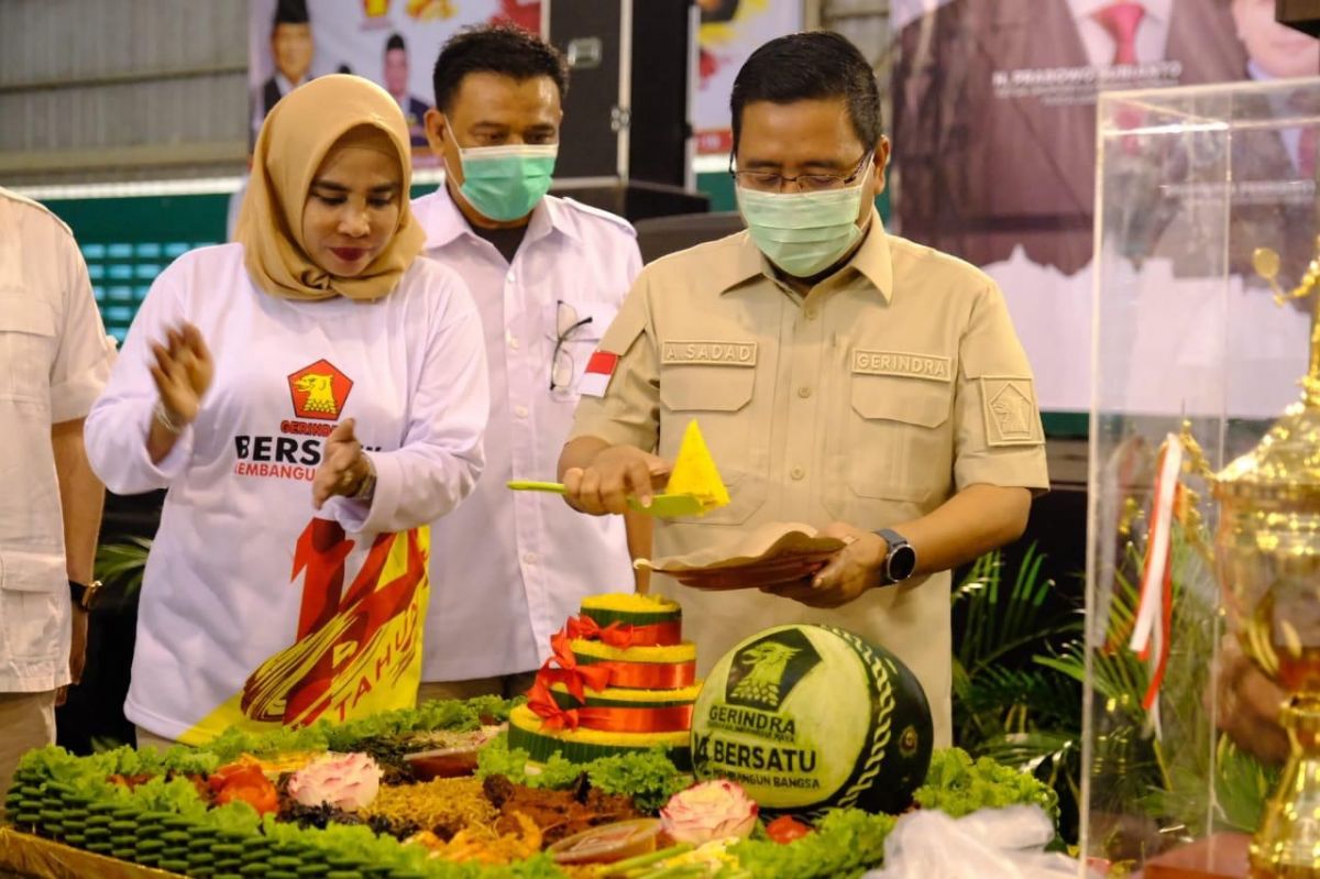 Anwar Sadad saat syukuran pemotongan tumpeng HUT ke-14 Partai Gerindra (Foto: Dok. Anwar Sadad for jatimnow.com)