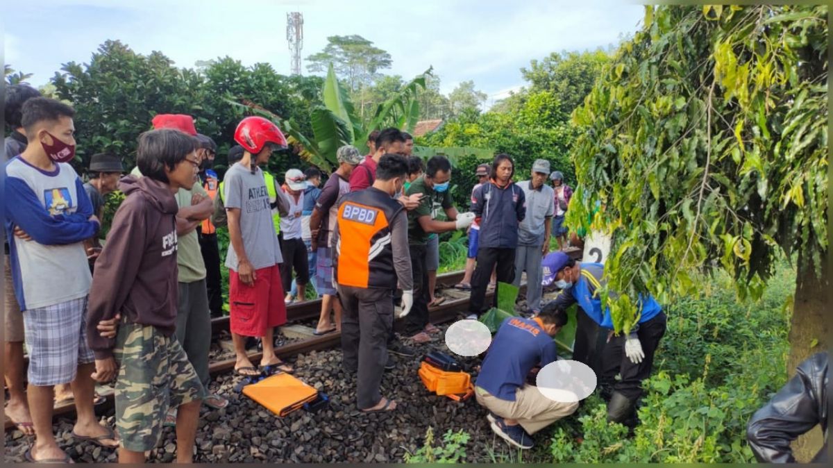 Evakuasi jenazah korban tertabrak kereta api di perlintasa KA Desa Jatiguwi, Kecamatan Sumberpucung, Kabupaten Malang. (Foto: Yanto Yancung for Jatimnow.com)