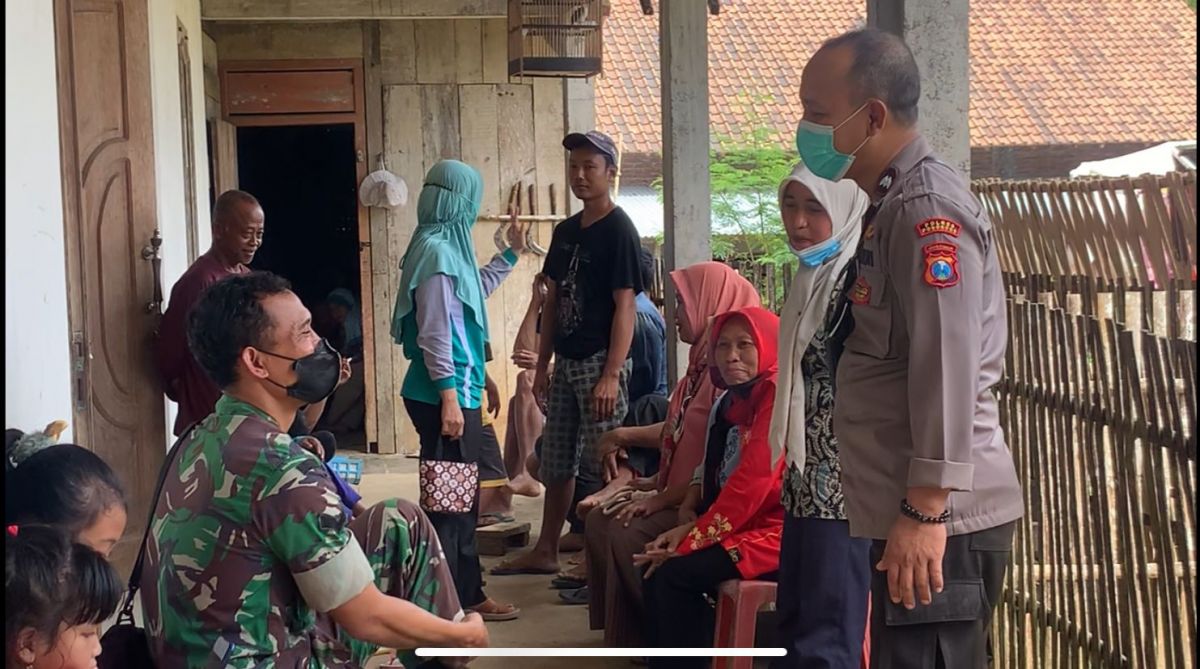 Warga saat menggelar pertemuan dengan BumDes Tumpakpelem. (Foto: Mita Kusuma/jatimnow.com)