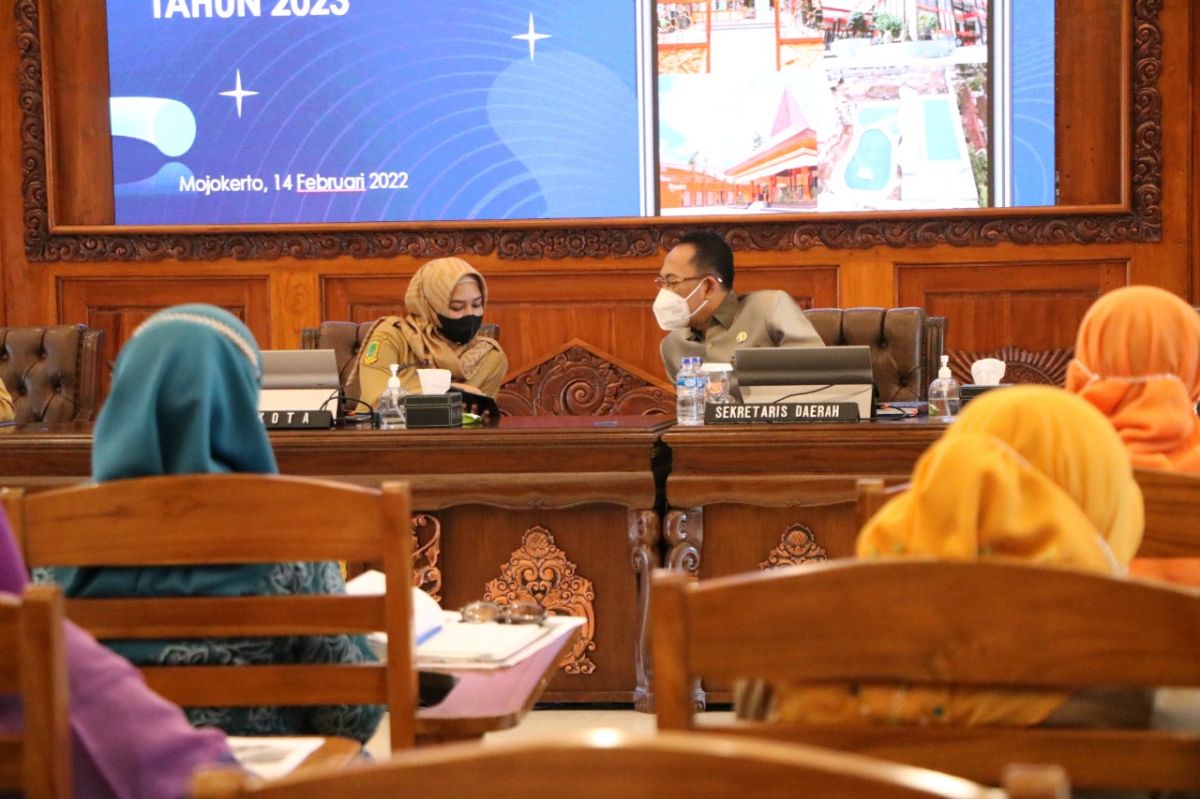 Wali Kota Mojokerto Ika Puspitasari saat mengikuti RKPD bersama DPRD. (Foto: Diskominfo Kota Mojokerto)