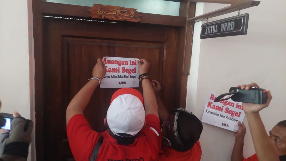 Massa aliansi lembaga swadaya masyarakat Kota Pronolinggo segel ruangan DPRD. (Foto: Mahfud Hidayatullah/jatimnow.com)