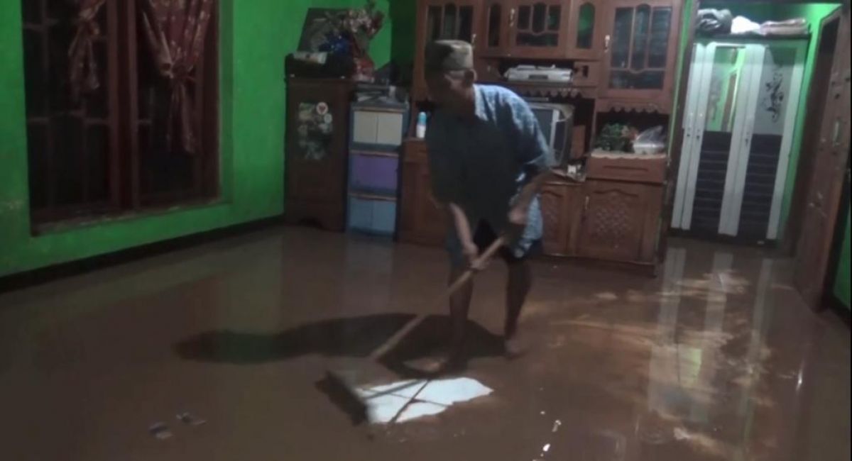Warga mulai bersih-bersih rumah yang sebelumnya tergenang air (Foto: Mita Kusuma/Jatimnow.com)