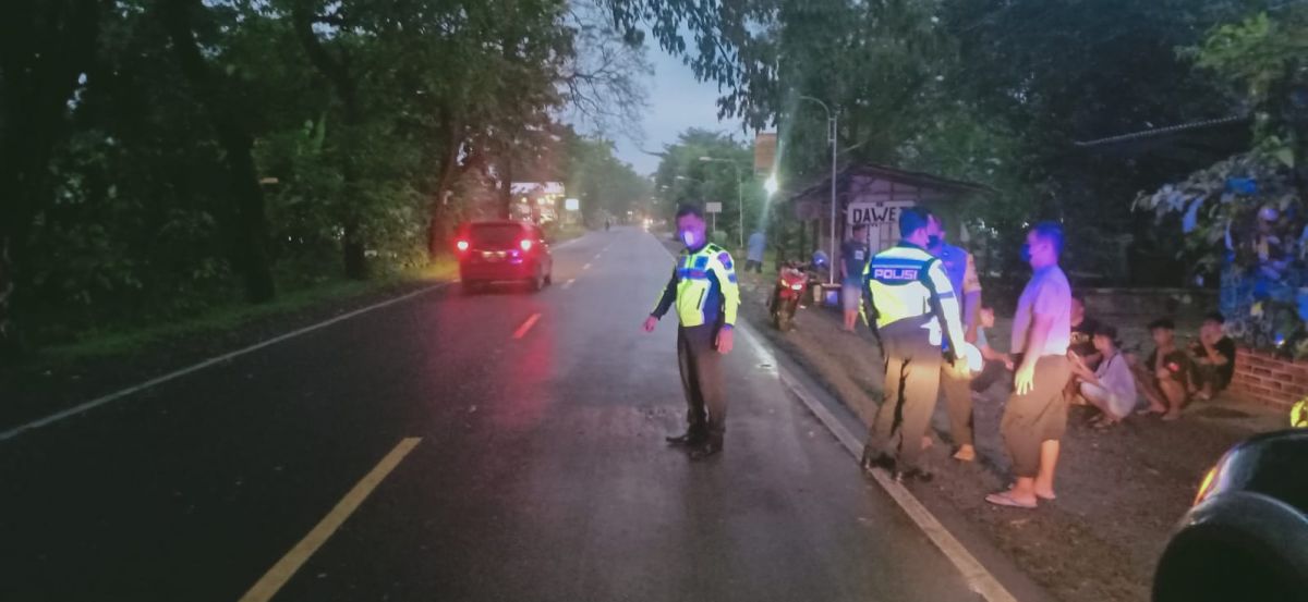 Polisi melakukan olah TKP kecelakaan yang menewaskan 1 pelajar di Ponorogo. (Foto: Satlantas Polres Ponorogo/jatimnow.com)
