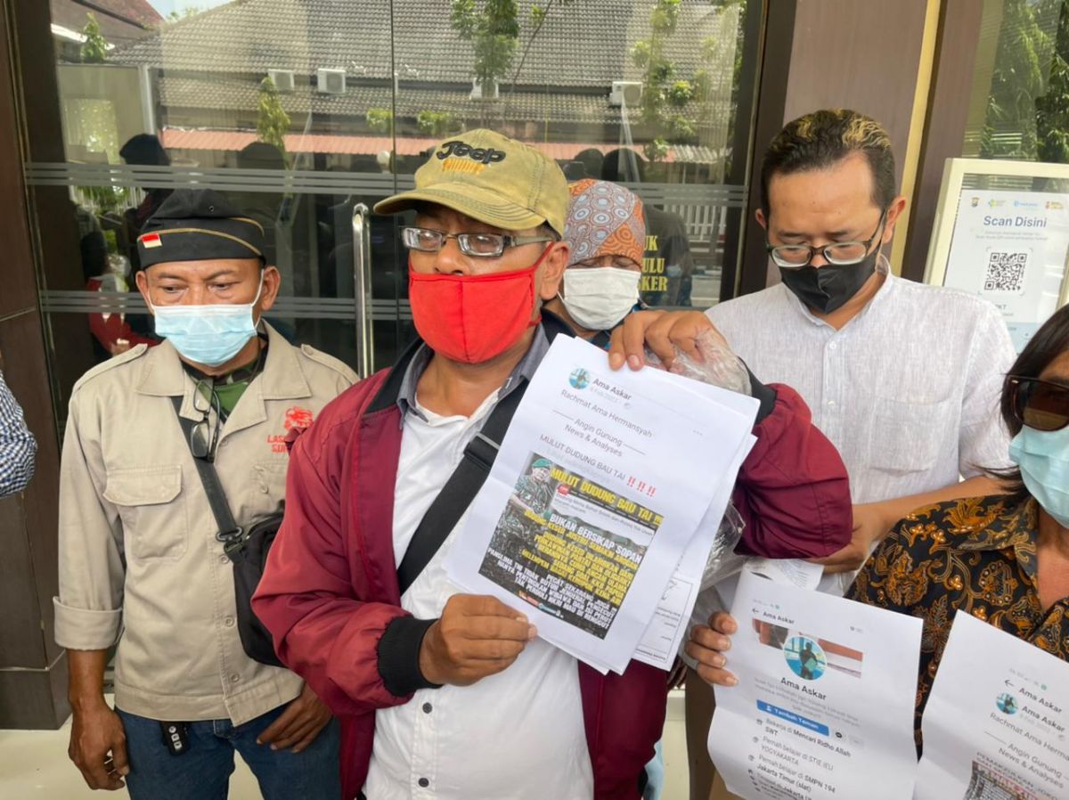 Masyarakat Peduli Keadilan usai melapor ke SPKT Polda Jatim. (Foto: Zain Ahmad/jatimnow.com)