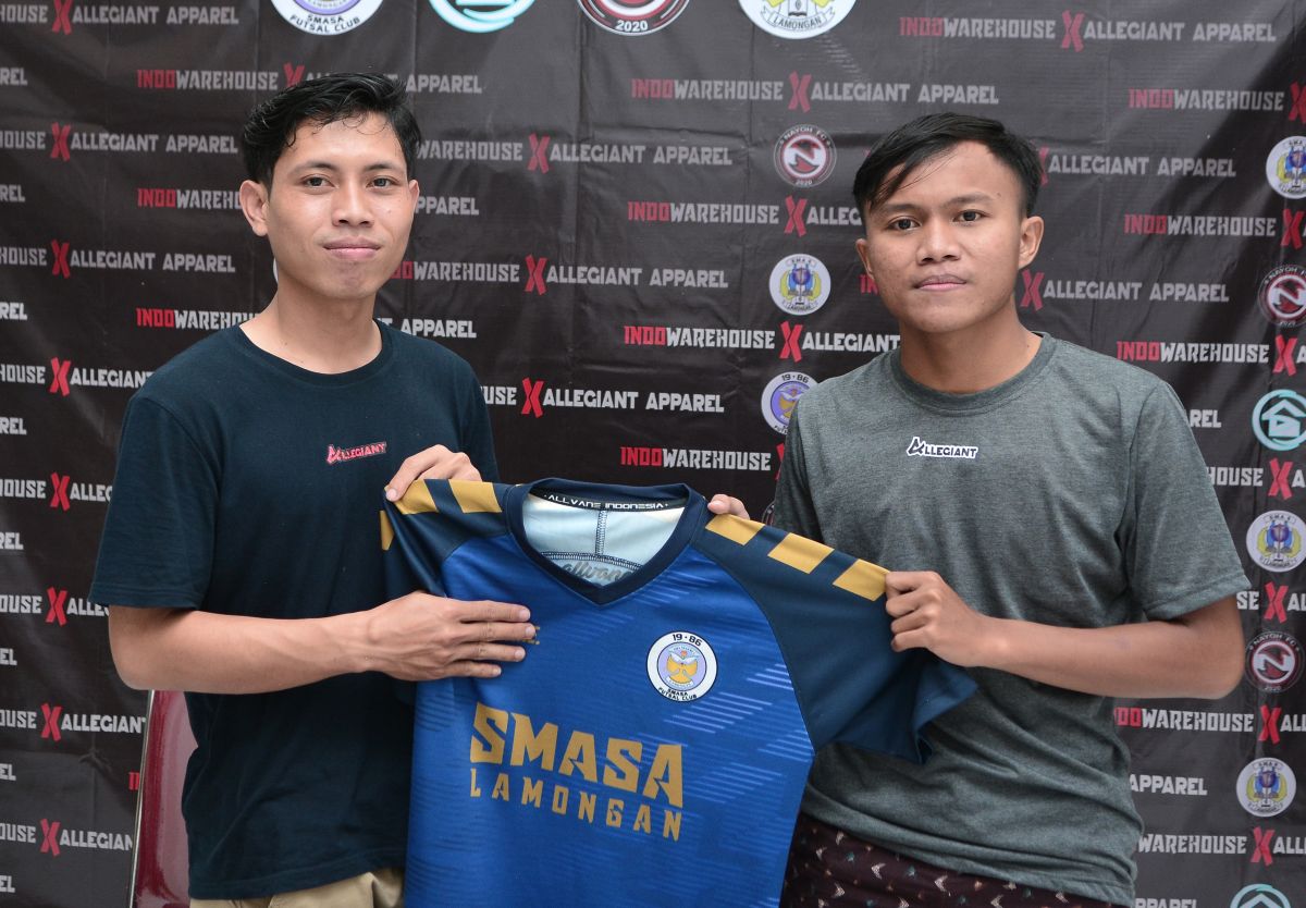 Pemilik Allegiant Fajar Zavi bersama perwakilan tim futsal Smasa Lamongan memamerkan jersey (Foto: Tim Indowarehouse for jatimnow.com)