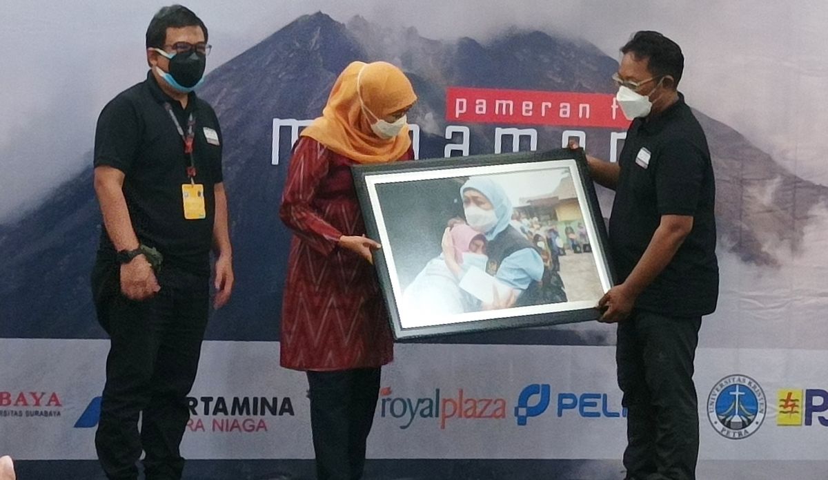 Gubernur Khofifah saat menerima cinderamata fotografi dari Ketua PFI Surabaya Suryanto. (Foto: Sahlul Fahmi/jatimnow.com)