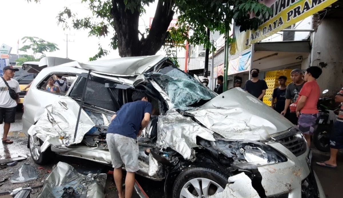 Mobil Innova yang dihantam truk wing boks. (Foto: Achmad Supriyadi/jatimnow.com)