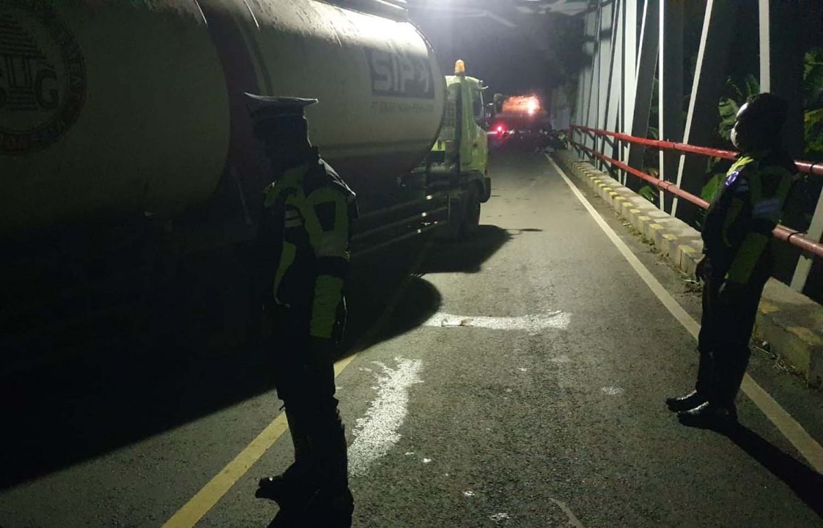 Truk tronton yang menabrak jembatan di Jalur Utama Ngawi-Bojonegoro (Foto: Satlantas Polres Ngawi/jatimnow.com)