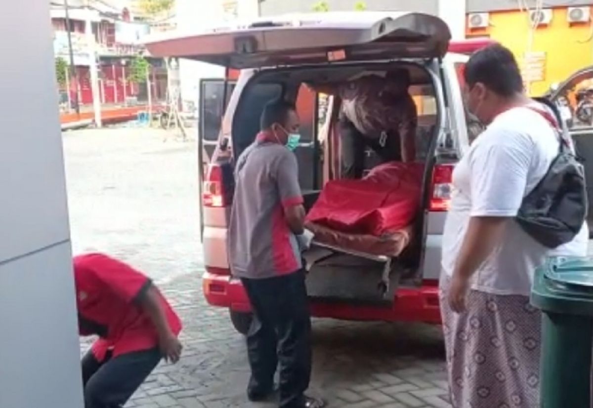 jenazah korban dibawa ke RS Prof dr Soekandar Mojosari . (Foto: Hasan for jatimnow.com)